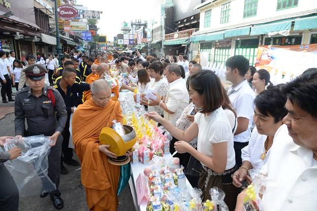 กทม.ชูตักบาตรวิถีไทยถนนข้าวสาร/สร้างเสน่ห์เรียกฝรั่งคัมแบ๊ก