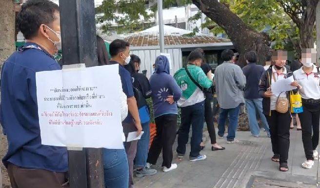 ปชช.ต่อคิวยาวรอหน้าสน.ลุมพินี ทำเรื่องขอบัตรผ่านเข้าบ้านพื้นที่ประชุมเอเปก