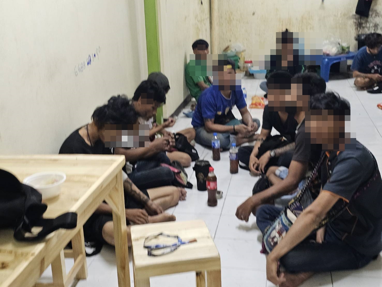 เย้ยกฎหมาย!!วัยรุ่นเมียนมากว่า30คนมั่วสุมล้อมวงดื่มกระท่อมเป็นกลุ่มด้านเจ้าของร้านถูกแจ้งข้อหาหนัก