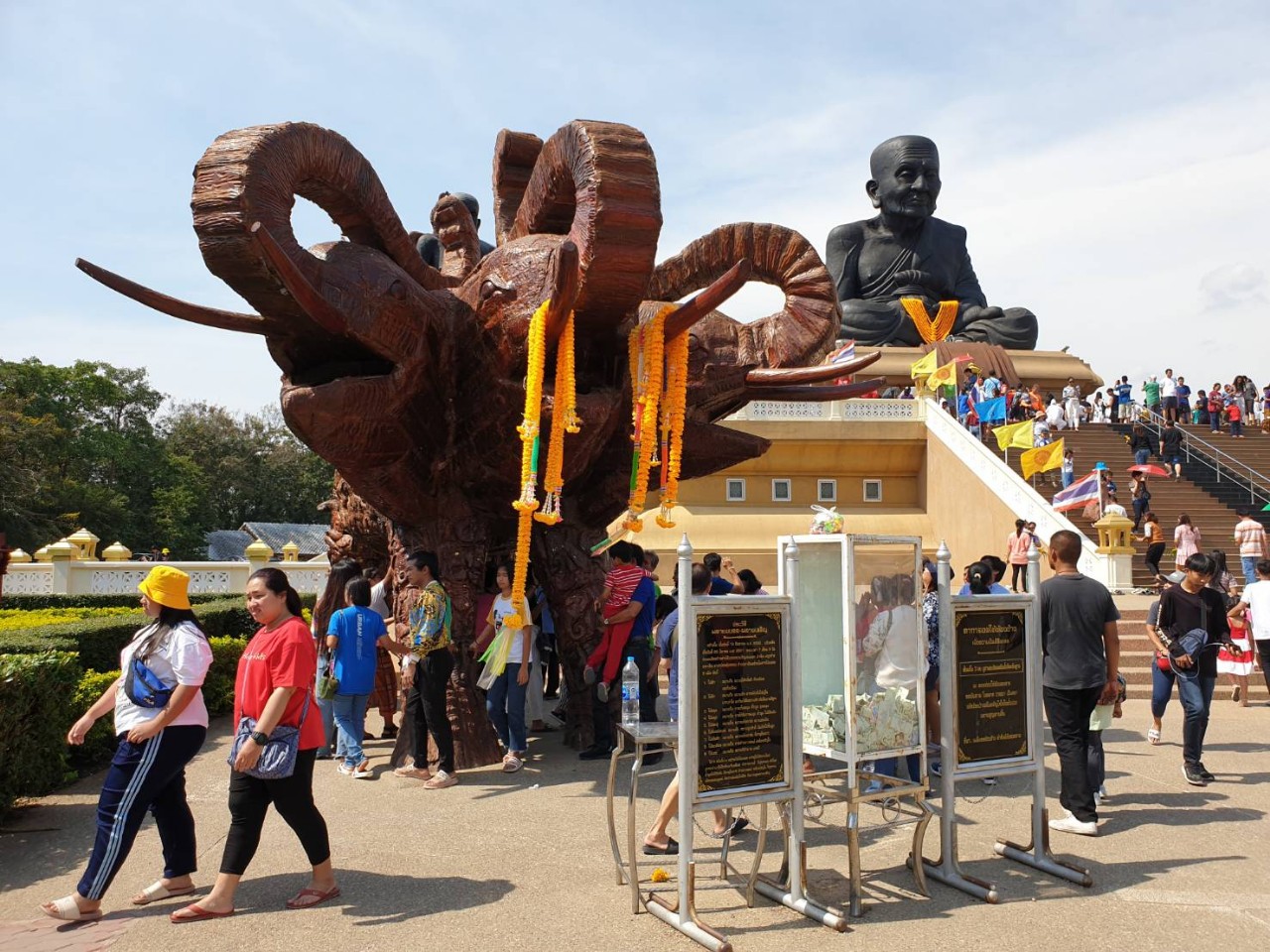ประชาชนแห่รับพระของขวัญปีใหม่และขอพรหลวงพ่อทวดองค์ใหญ่ วัดห้วยมงคลแน่นในวันปีใหม่