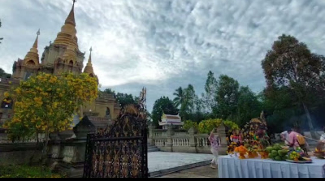 พุทธศาสนิกชนชาวเบตงศรัทธาอันแรงกล้าร่วมบวงสรวงบูรณปฏิสังขรณ์พระมหาธาตุเจดีย์พระพุทธธรรมประกาศ
