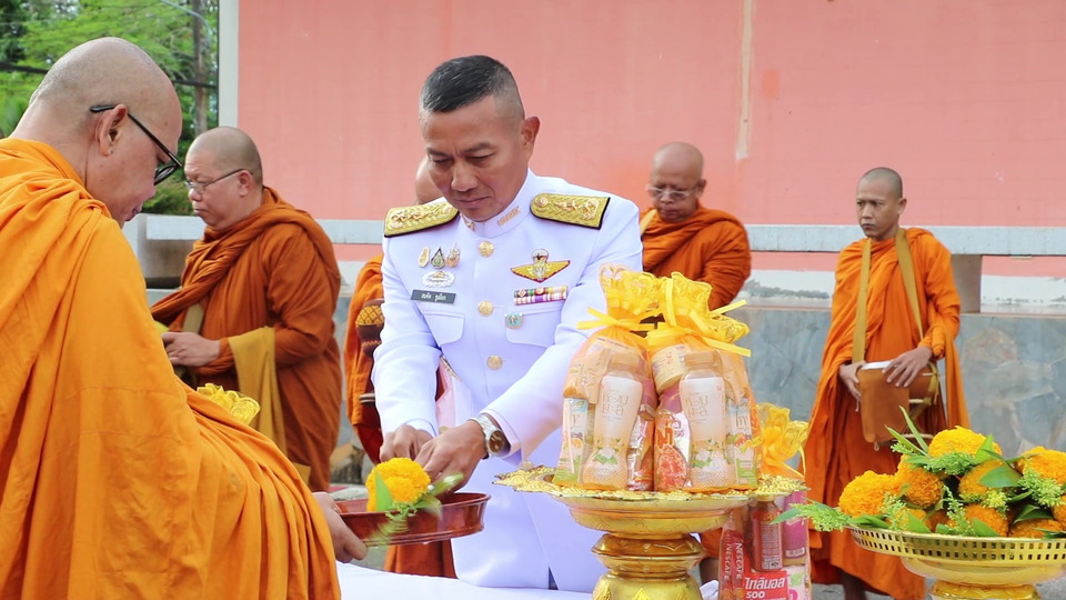 ค่ายเขตอุดมศักดิ์จัดพิธีน้อมรำลึกในหลวง ร.9 เนื่องในวันคล้ายวันสวรรคต