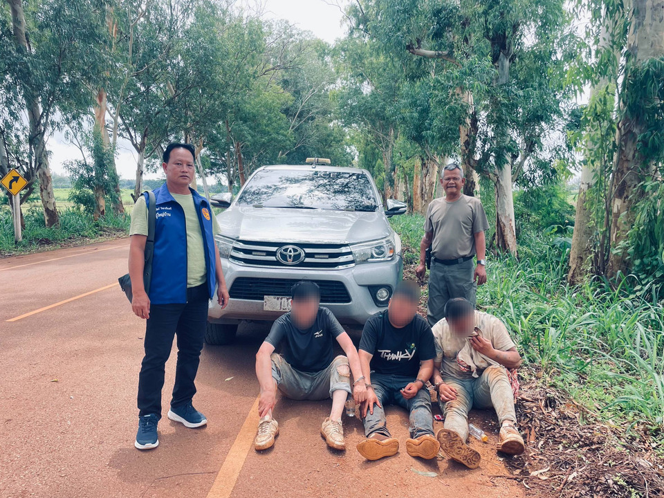 รวบ 3 ชาวจีนดักทุบรถชาวบ้านที่พบพระ สารภาพหวังชิงรถหลบหนี อ้างถูกหลอกทำงานฝั่งเมียนมา 