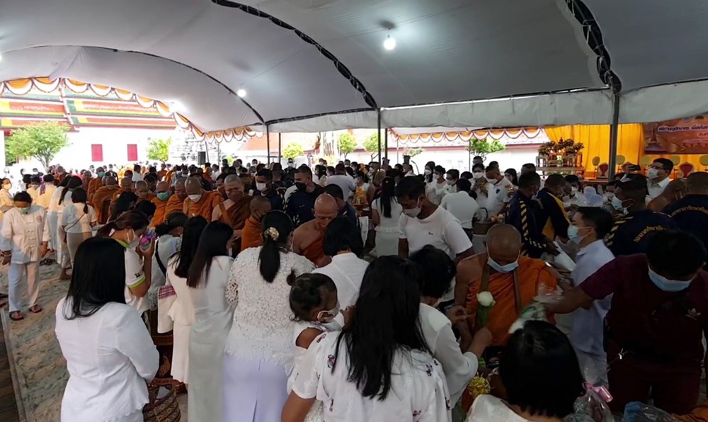 พุทธศาสนิกชนชาวนครศรีฯ ตักบาตรวันอาสาฬหบูชาหน้าพระบรมธาตุเจดีย์