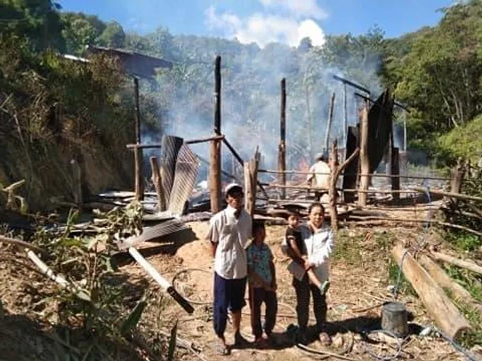 สลด! เพลิงไหม้บ้านครอบครัวชาวไทยภูเขาเผ่ากะเหรี่ยง  วอดทั้งหลัง  4  คนพ่อแม่และลูกเคว้ง! 
