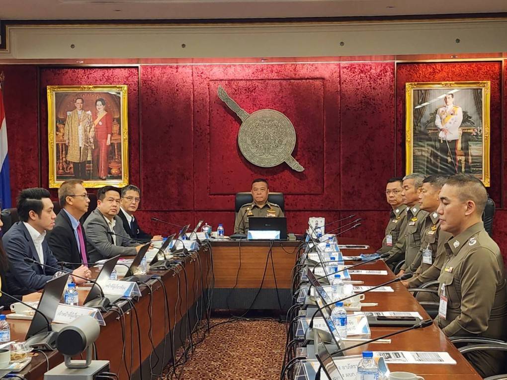 "บิ๊กอ้อ" ประชุมคณะทำงานตรวจสอบความถูกต้องและจัดเก็บรวบรวมหลักฐานการประชุมประชาคมของกองทุนหมู่บ้านและชุมชนเมือง