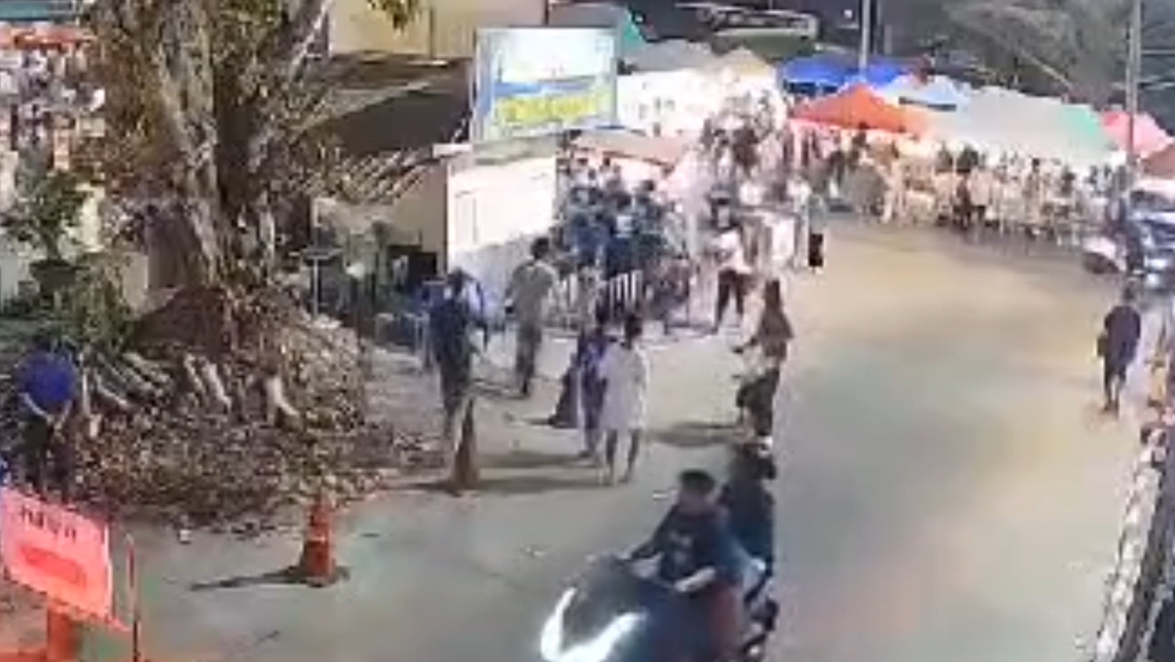 ปทุมธานีลุงเทศกิจตักเตือนรถอย่าจอดค้อมช่องจอดถูกวัยรุ่นใจร้อนเข้าจะรุมทำร้าย