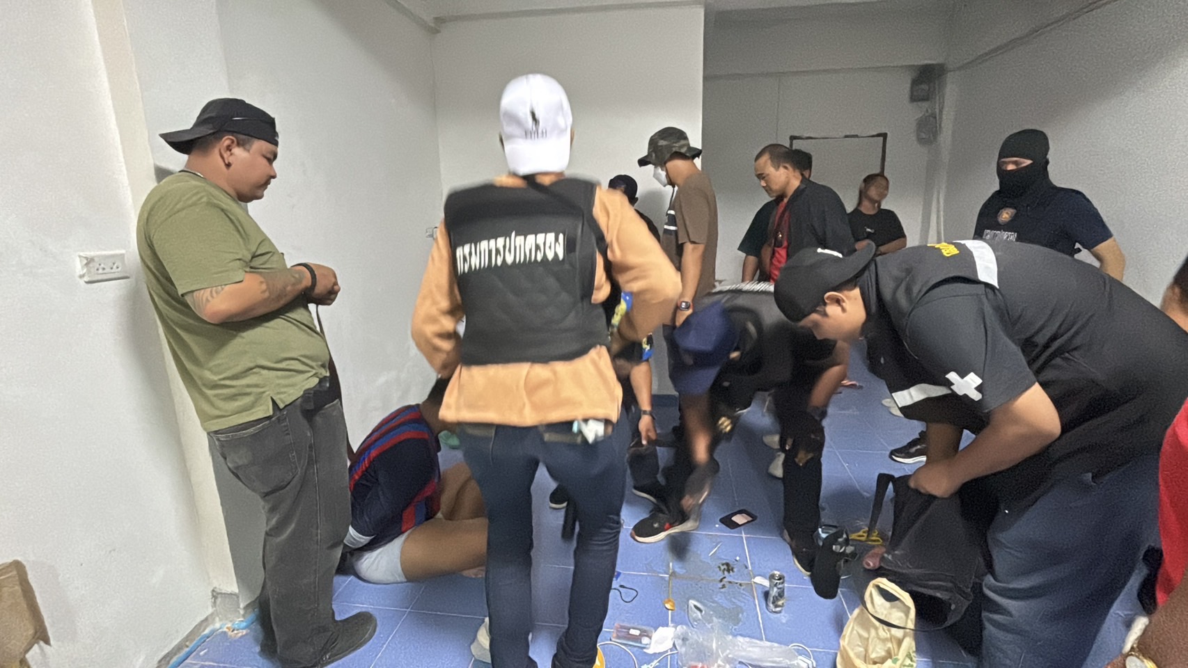 บุกพัทยา! ปกครองบางละมุง–ตำรวจบุกห้องพักรายวัน รวบผู้เสพ–ผู้ค้ากว่า 30 ราย ยึดยาเสพติดอื้อ