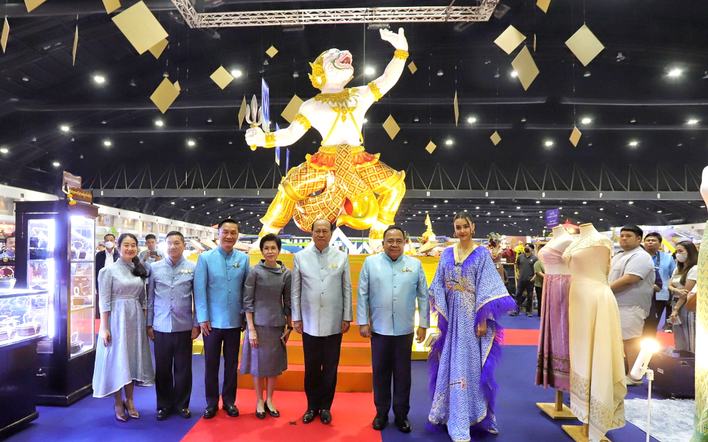 เปิดยิ่งใหญ่ !! ศิลปาชีพประทีปไทย OTOP หลอมดวงใจ ด้วยพระบารมี ปี 2566 ตระการตา แฟชั่นโชว์ “บาติกโมเดล” สู่ตลาดสากล
