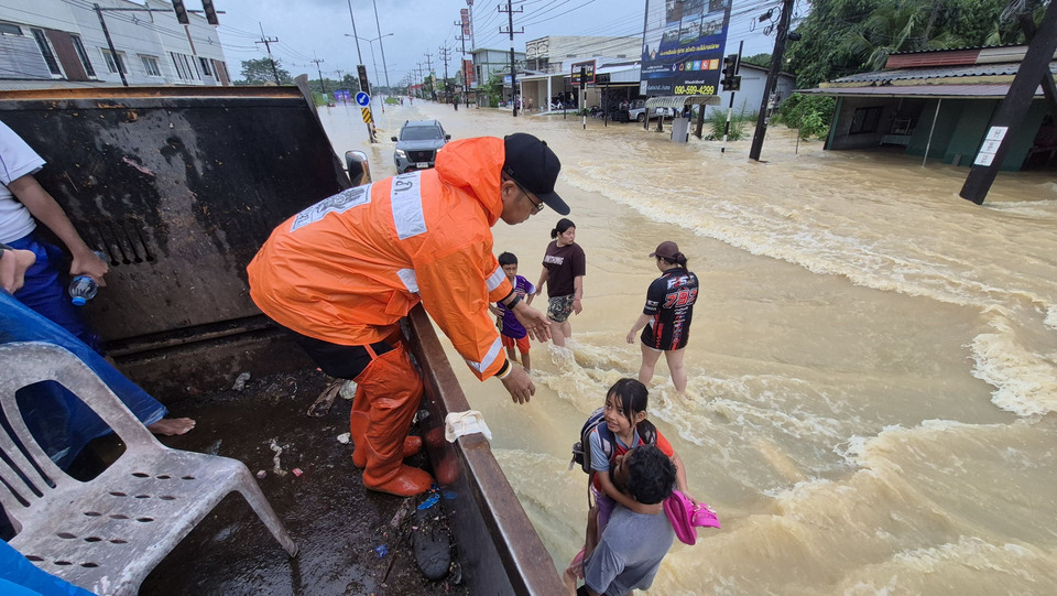 ทหารเรือเร่งช่วย "ละงู" จมบาดาล "รองผู้ว่าฯ" สั่งตั้งครัวเคลื่อนที่รับมืออุทกภัย 7 อำเภอ