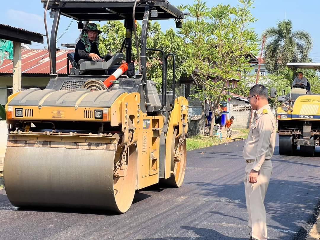 นายกอบต.ดู่ทุ่งตรวจการก่อสร้างถนนลาดยางแก้ปัญหาความเดือดร้อนปชช.