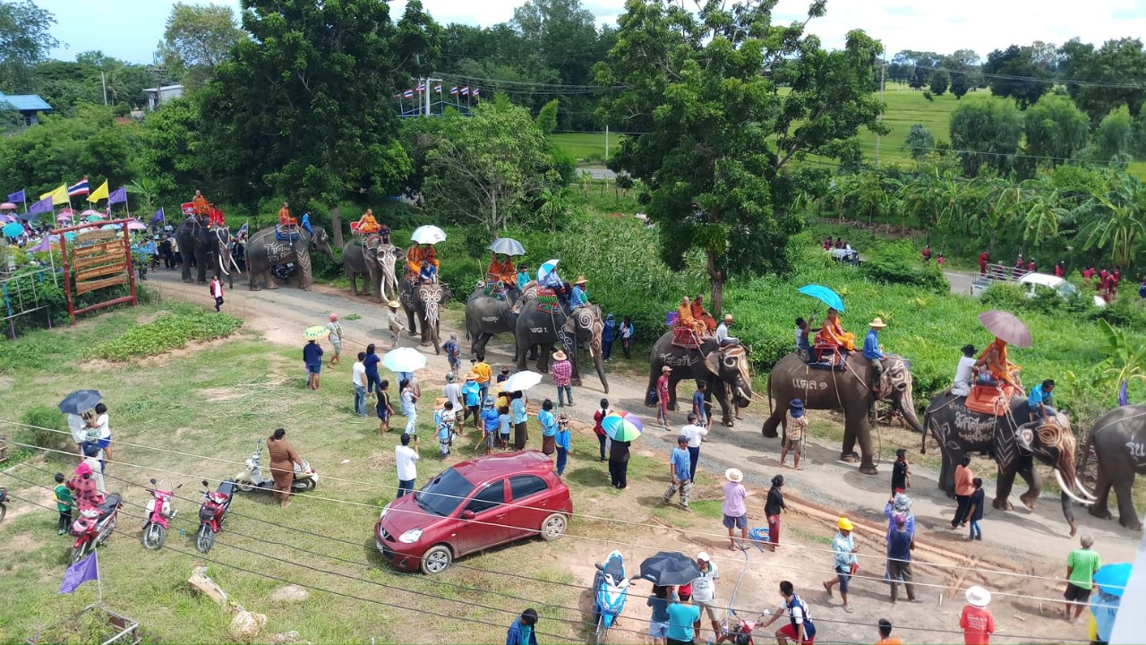 ชาวบ้านนำช้าง 12 เชือก แห่รับขวัญพระพุทธรูปศักดิ์สิทธิ์เก่าแก่ที่หายไป จากวัดในหมู่บ้าน อย่างไร้ร่องรอย จู่ๆมีคนนำมาคืนไว้ที่เดิม พร้อมแห่ขอฝน
