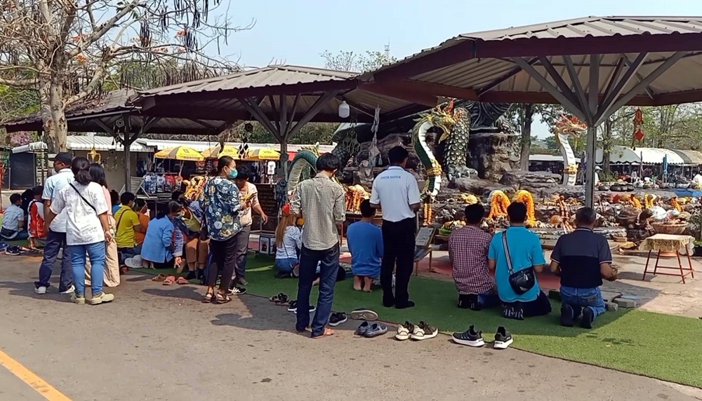 "พญาเต่างอย" กลับมาคึกคัก!! นักแสวงโชคแห่กราบไหว้สักการะบูชา ส่องเลขเด็ดล้นหลาม 