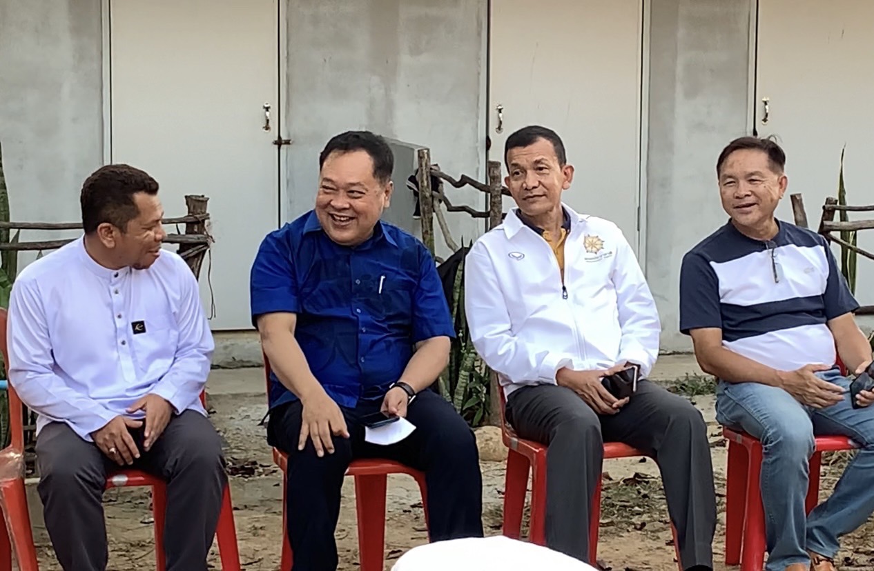 ‘ทวี สอดส่อง’ ร่วมละศีลอด กับพี่น้องมุสลิมนาทับ อ.จะนะ  รับเรื่องร้องเรียนนายทุนรุกที่ดิน กุโบร์โบราณ 400 ปี