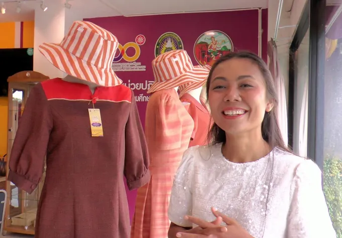 กระแส “ลิซ่า” ใส่ผ้าไทยไหว้พระ ส่งผลให้ร้านขายผ้าไหม-ผ้าฝ้ายบุรีรัมย์กระเตื้อง เริ่มมีออเดอร์สั่งตัด