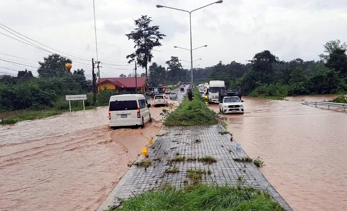 น่านฝนตกหนัก น้ำป่าทะลักท่วมบ้านเรือนประชาชน ถนนสายหลักรถสัญจรไม่ได้
