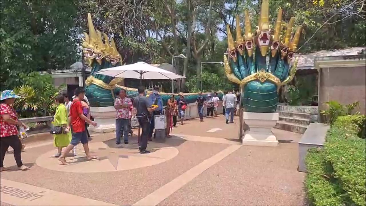 ปชช.ทะลักคำชะโนดไม่หวั่นอากาศร้อนเมืองอุดรธานีขอพรปู่ศรีสุทโธย่าประทุมมาลุ้นเลขปากนาครับโชคใหญ่ 