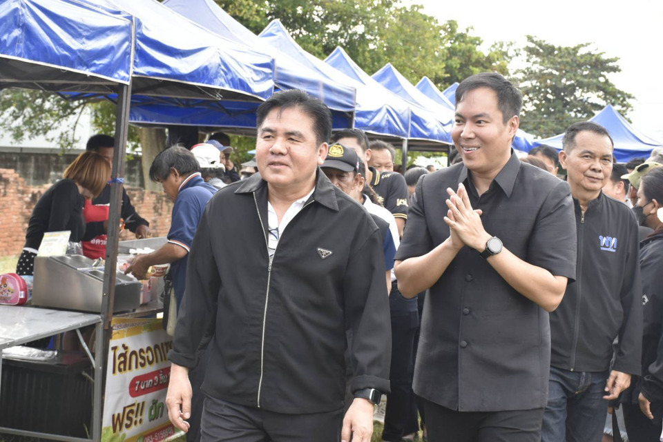 คึกคัก! “สส.กอล์ฟ–หมอหนุ่ย”  ทำบุญใหญ่–ออกโรงทานกว่า 150 ร้าน กระตุ้นเศรษฐกิจชุมชน