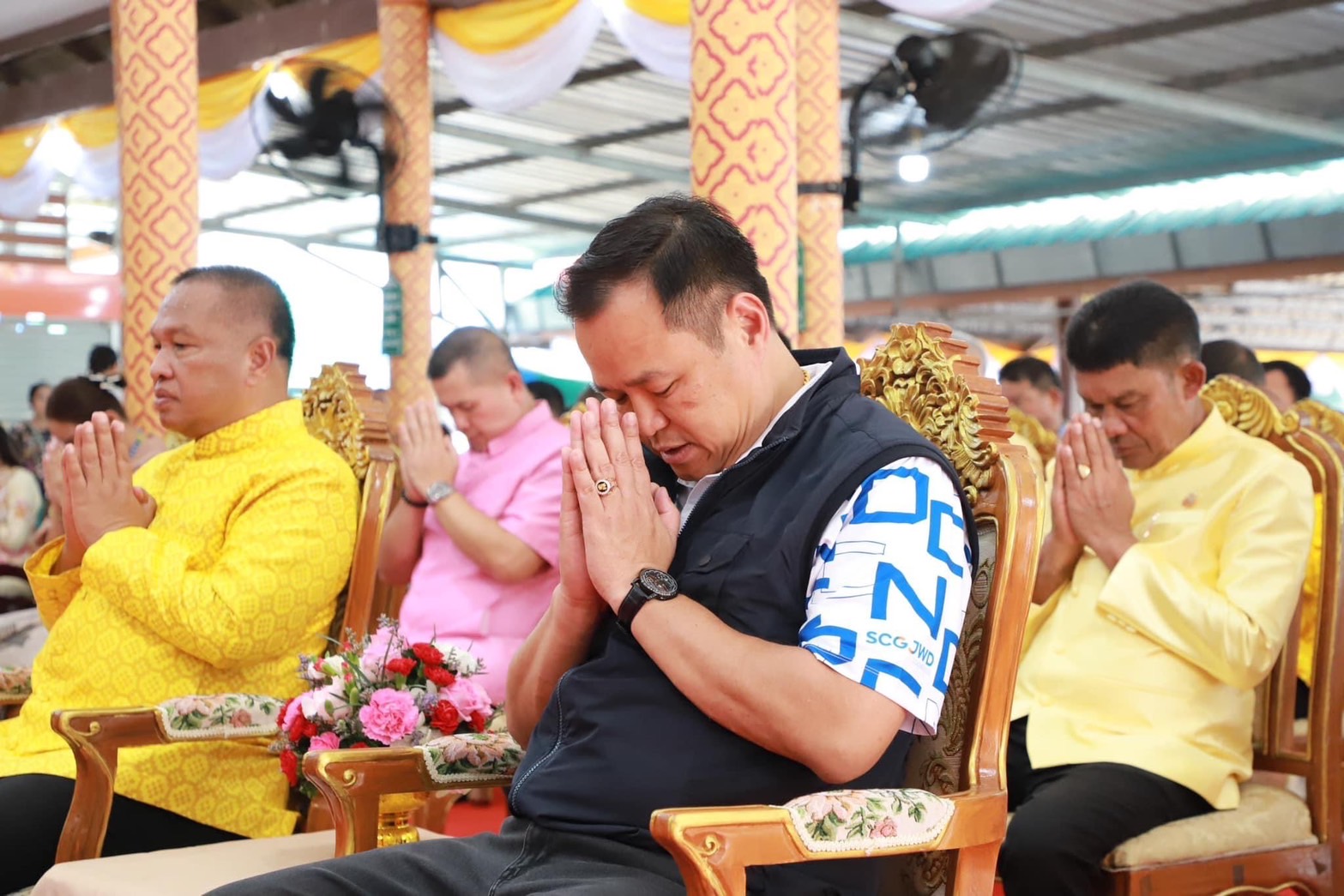 รองนายกฯและรมว.มหาดไทย ลงพื้นที่สุราษฎร์ธานี ร่วมทอดกฐินสามัคคีวัดบางใบไม้