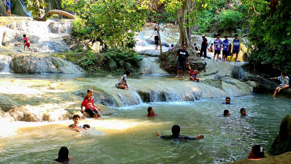 ร้อนจัดนักท่องเที่ยวแห่ “ฮีลใจ” น้ำตกวังก้านเหลือง ลพบุรี น้ำใสสีมรกตสุดคึกคักเย็นฉ่ำ
