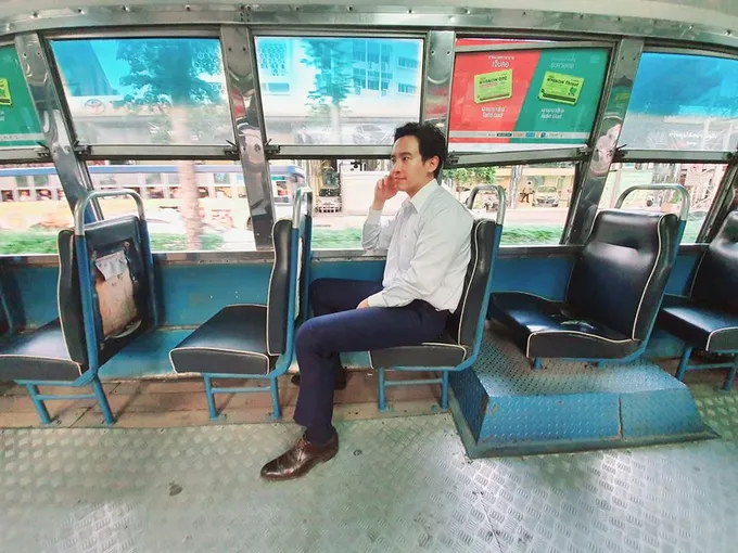 ไม่ได้สร้างภาพ! "พิธา" โชว์นั่งรถเมล์ ศึกษาปัญหาฝุ่นPM2.5 ก่อนถกญัตติด่วน วันนี้  