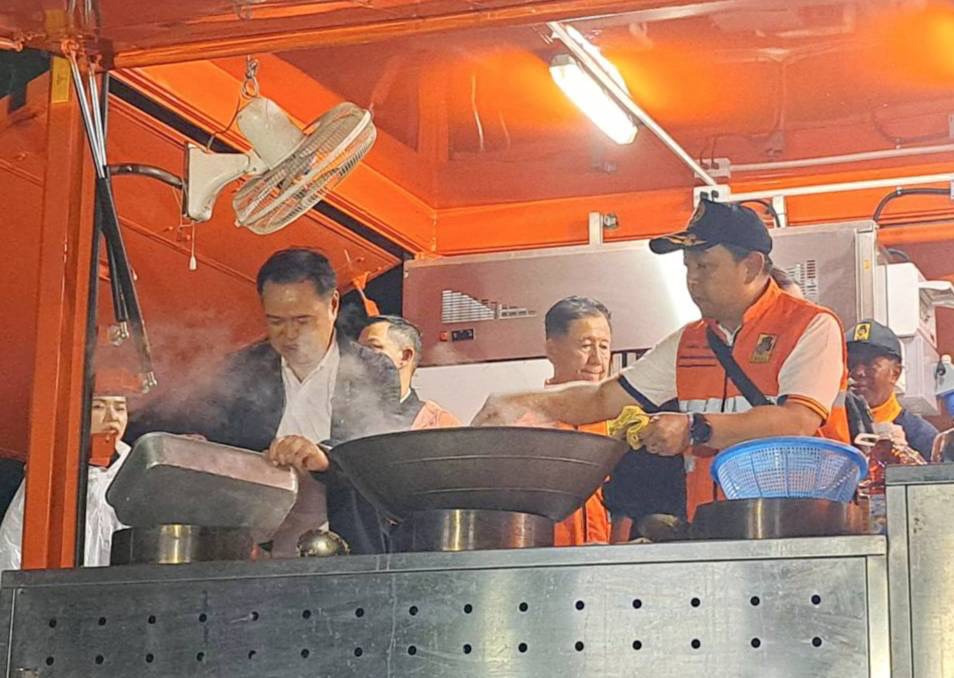 "นายกฯ" เยี่ยมศูนย์พักพิง เทศบาลนครหาดใหญ่  เตรียมหารือ ครม. จ่ายเงินเยียวยา 25 พ.ย. นี้ โชว์ผัดมาม่าให้ผู้ประสบภัย 
