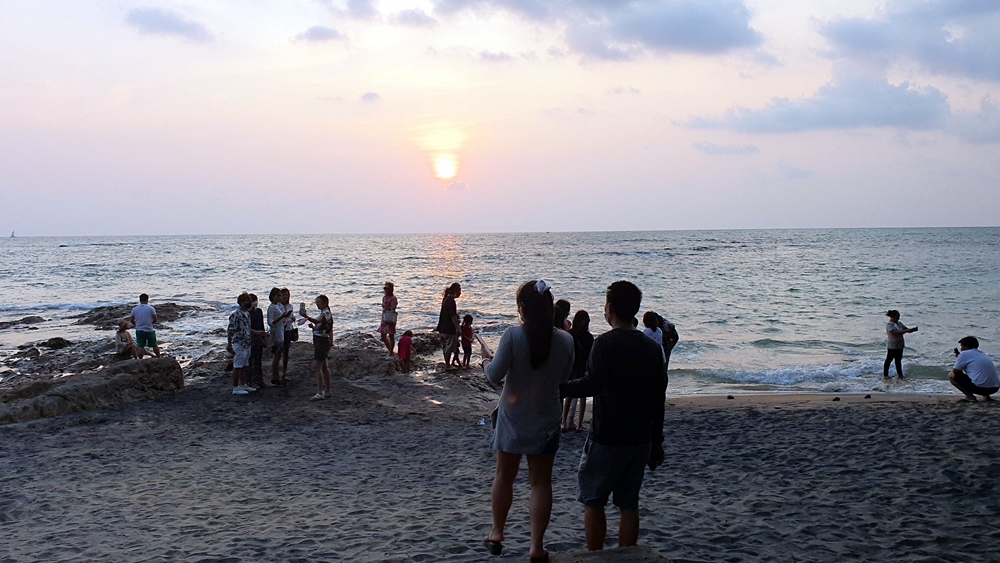นักท่องเที่ยว แห่ชมพระอาทิตย์ตกน้ำชายหาดนางทอง หยุดยาวสงกรานต์