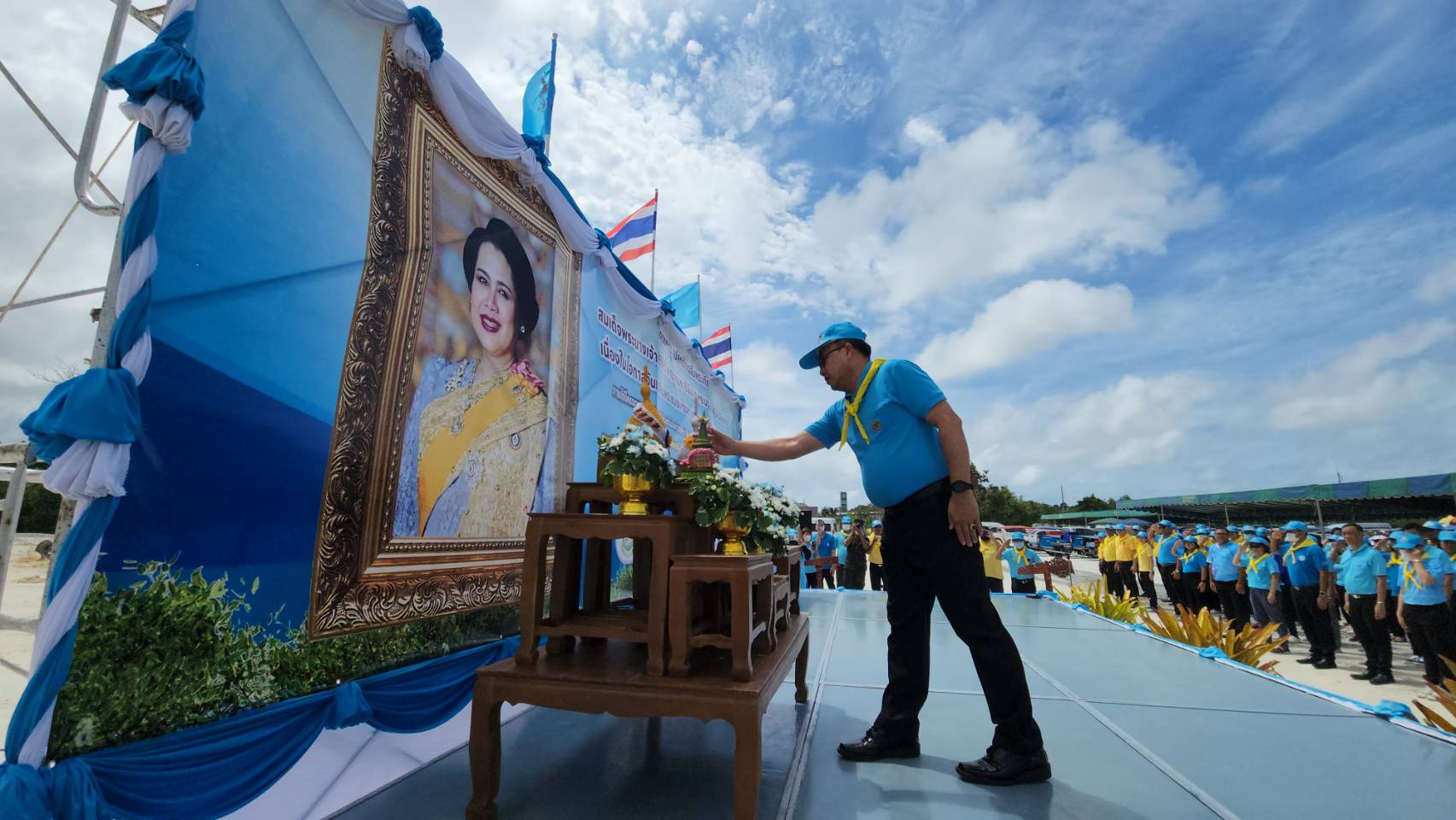รองผู้ว่าฯระยอง นำ ปชช.และจิตอาสา ปลูกต้นไม้ถวายเป็นพระราชกุศลพระบรมราชชนนีพันปีหลวงเนื่องในโอกาสวันเฉลิมพระชนมพรรษา 