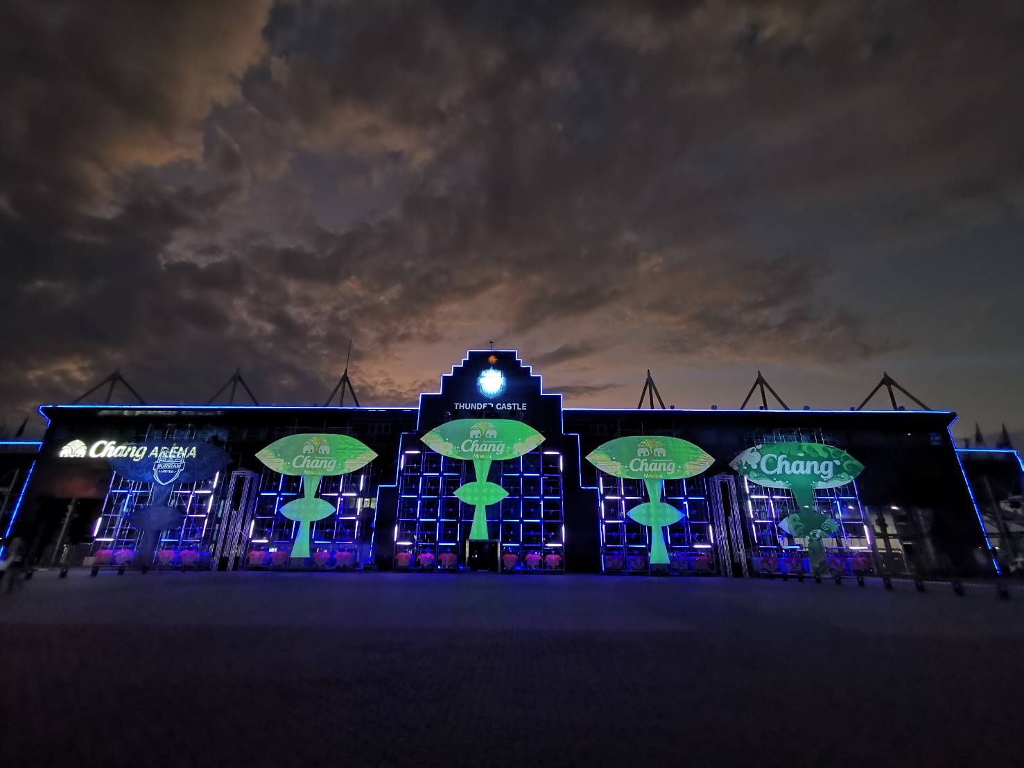 นทท.เที่ยวชมความงามไฟประดับ​งาน "ชักว่าว​ เคาท์ดาวน์" บุรีรัมย์​