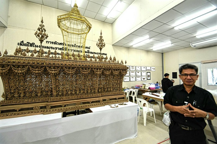 จัดลายเฟื่องอุบะดอกไม้ไหวตกแต่งพระหีบจันทน์