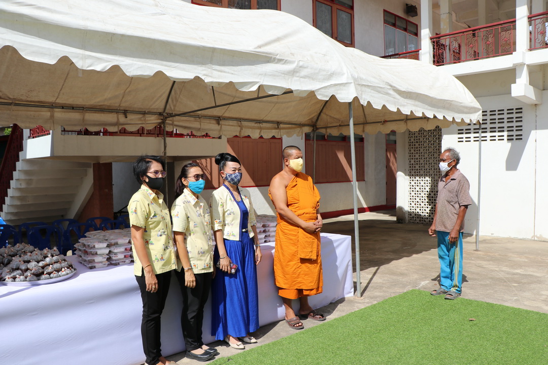 วัดดังอ่างทอง แจกเป็นวันสุดท้ายข้าวขาหมู หลังช่วยเหลือประชาชนมานานกว่า 1 เดือน