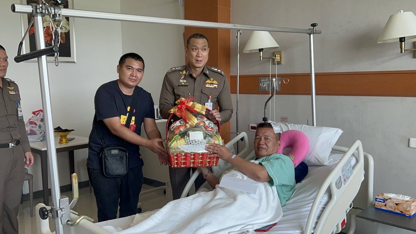 “บิ๊กต่าย” ส่งกระเช้าเยี่ยมตำรวจจราจรบาดเจ็บ หลังเข้าระงับเหตุชายคลุ้มคลั่งตรงข้ามสถานีรถไฟหัวลำโพง