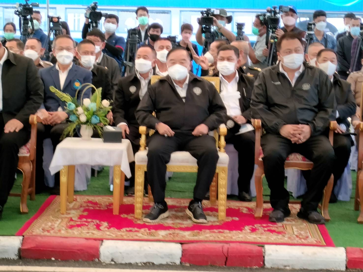 ‘บิ๊กป้อม’ รักษาการนายกรัฐมนตรี ลงพื้นที่ดูสถานการณ์น้ำสำรอง ผลิตประปาที่แปดริ้ว