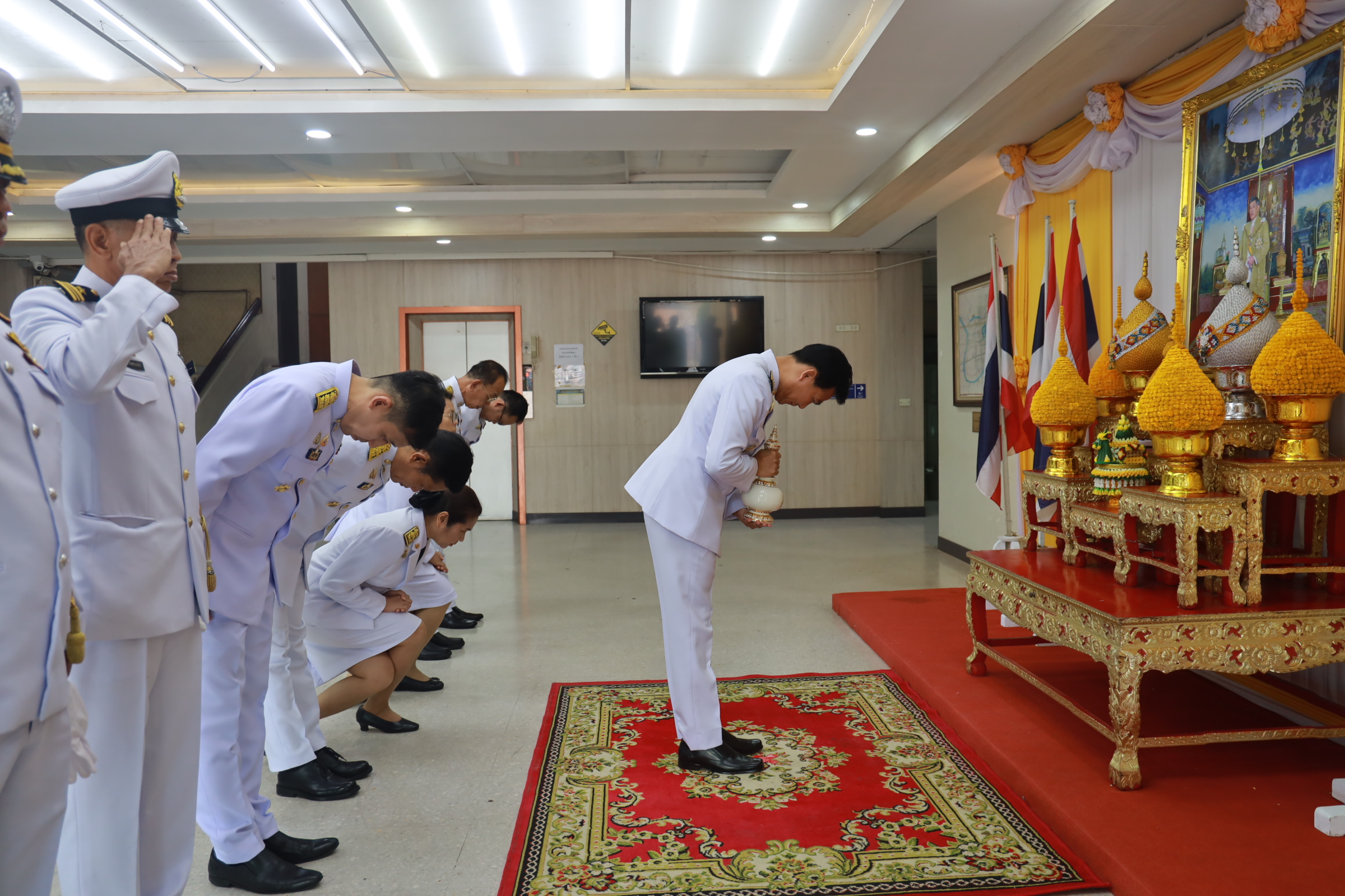 ผู้ว่าฯอยุธยาเชิญคนโทน้ำพระพุทธมนต์ศักดิ์สิทธิ์จากห้องพระยาโบราณราชธานินทร์ไปยังกระทรวงมหาดไทย