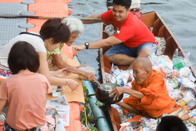 บรรยากาศประเพณีทำบุญตักบาตรพระร้อยแปด ครั้งที่ 99 (ประมวลภาพ)