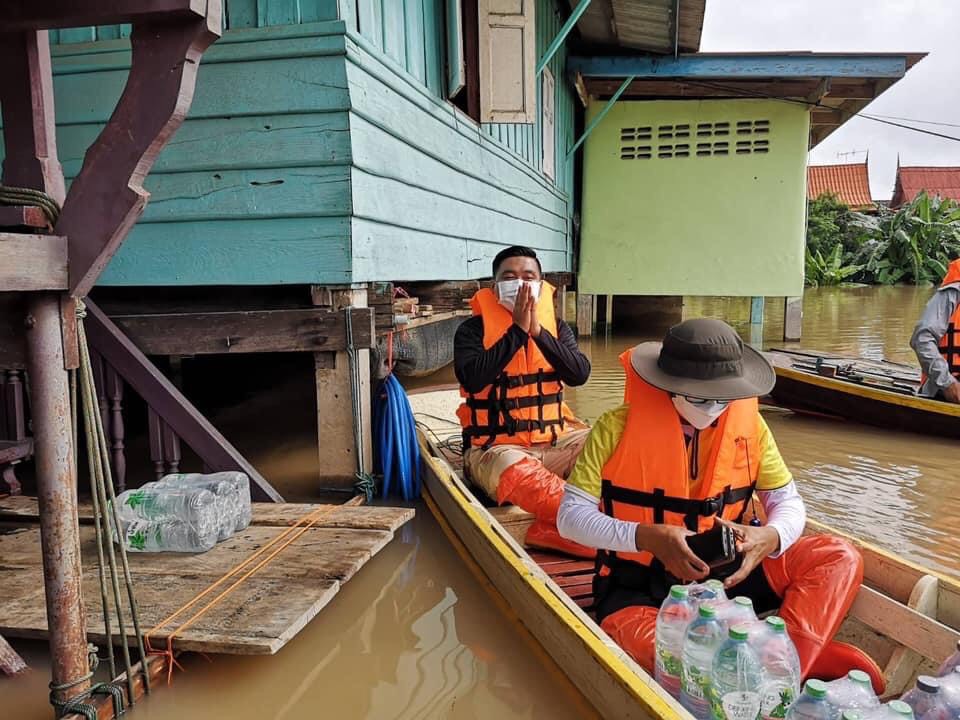 นายอำเภอป่าโมก นั่งเรือเยี่ยมชาวบ้านหลังคันกั้นน้ำพัง ขณะที่ระดับน้ำยังคงเพิ่มสูงต่อเนื่อง 