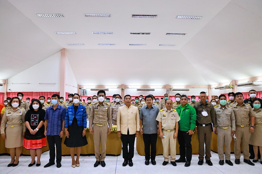 พ่อเมืองระยอง เดินสายมอบนโยบายส่วนราชการ อ.ปลวกแดง ย้ำบูรณกการแก้ปัญหาความเดือดร้อนประชาชน 
