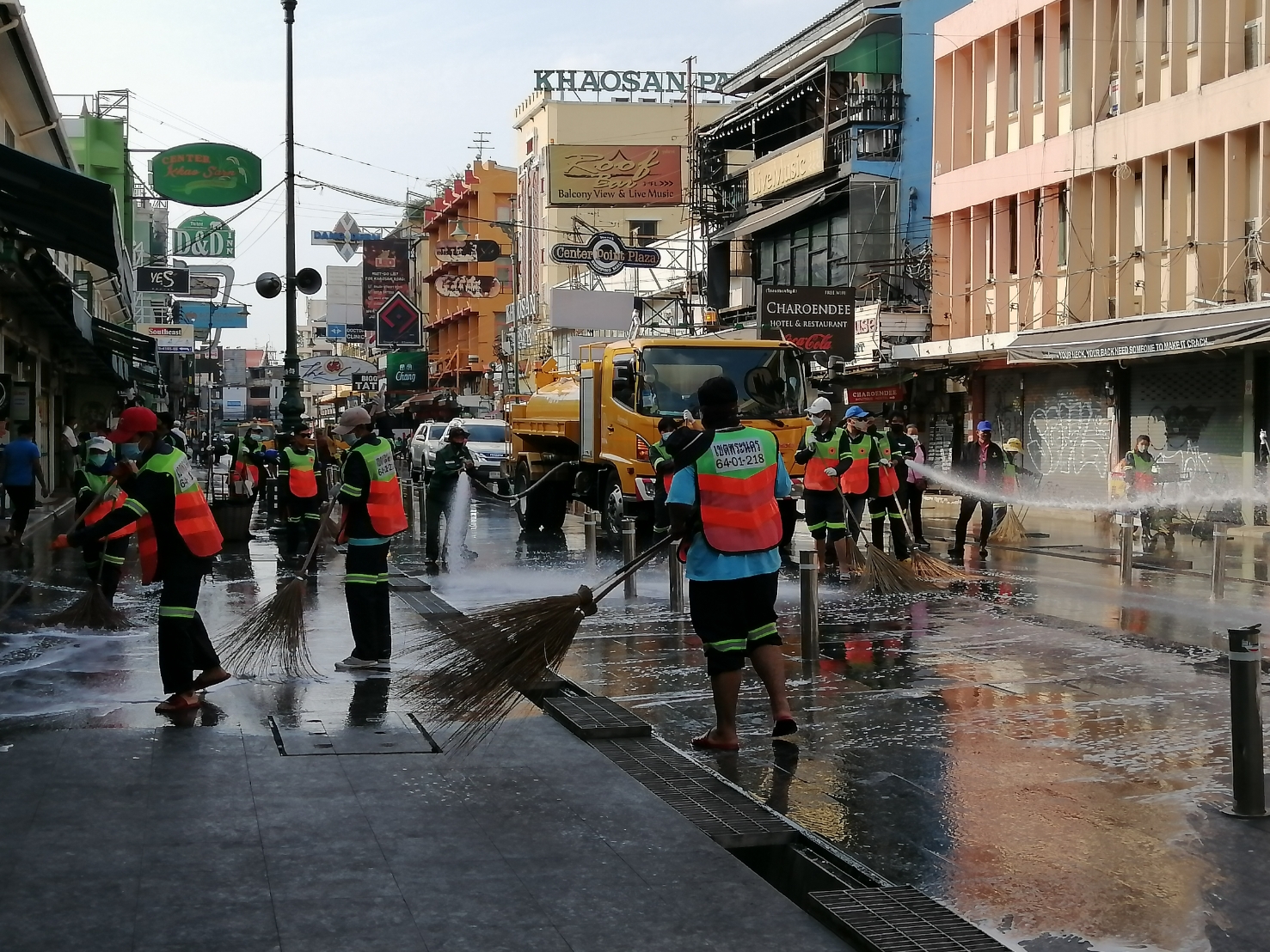 บิ๊กคลีนนิ่งถนนข้าวสารหลังพบนักท่องเที่ยวในพื้นที่ติดโควิด