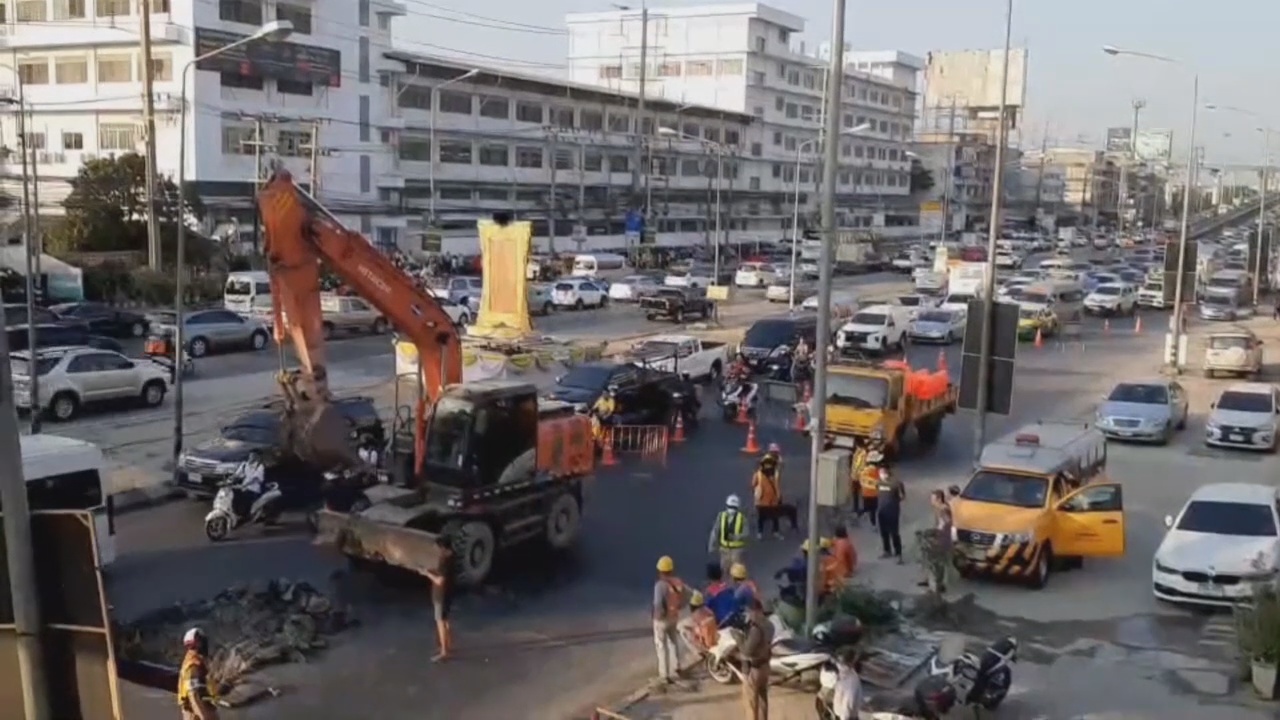ถนนศรีนครินทร์ ถนนยุบตัวเป็นหลุมลึกกว่า 2 เมตรการจราจรติดหนึบ