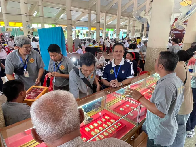 โอ้โฮแตกตื่นทั้งวัด! เปิดกรุโชว์พระเครื่อง–พระบูชาองค์แท้ มูลค่าทะลุ 100 ล้าน กลางงานประกวดใหญ่ วัดนางในฯ อ่างทอง เซียนพระแห่ส่องคึกคัก!