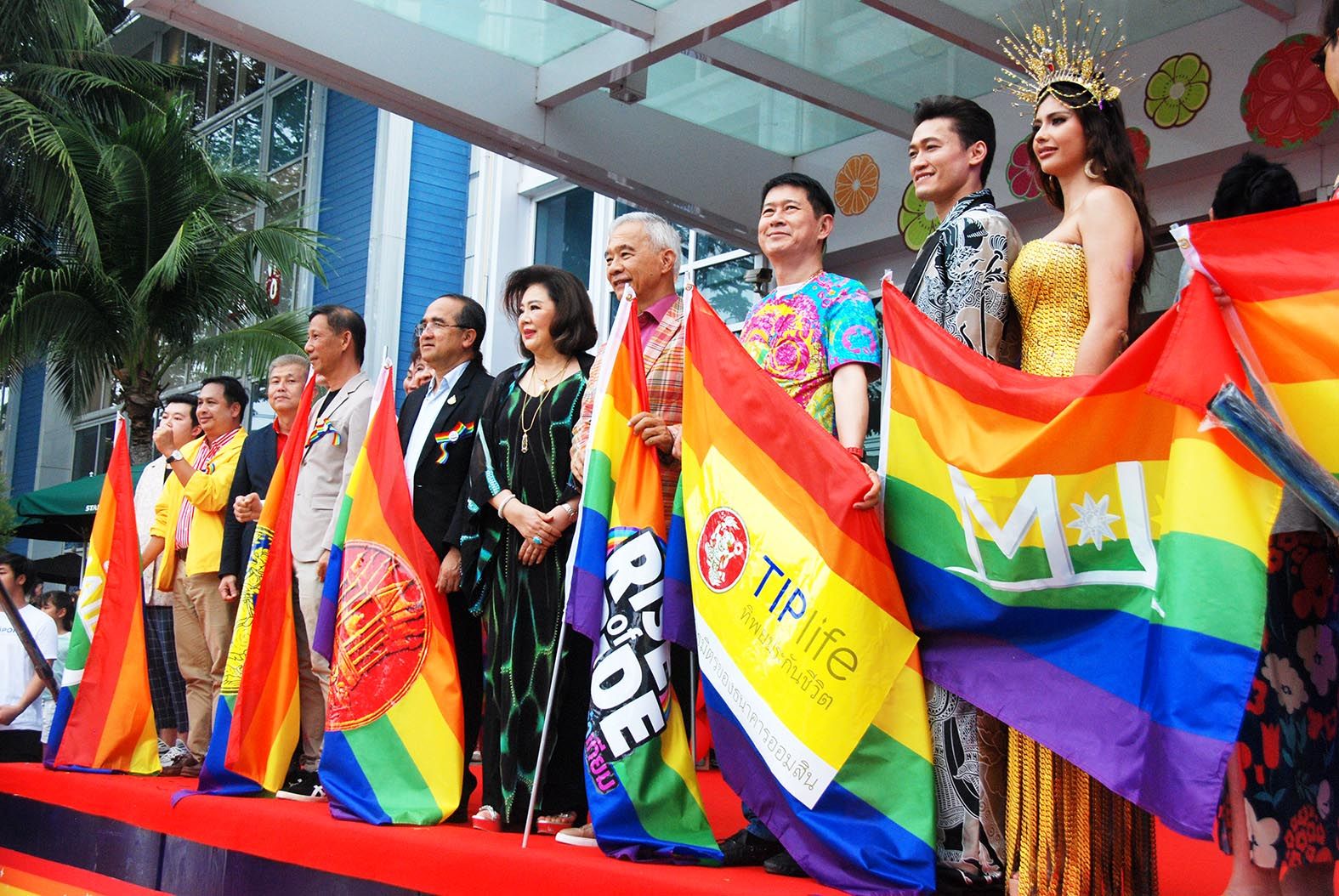  สุดอลังการ"แอนโทเนีย โพซิ้ว" พร้อมเหล่าเซเลปร่วมขบวนพาเหรดสีรุ้ง Color of Pride 2024 ครั้งแรกของเมืองหัวหิน