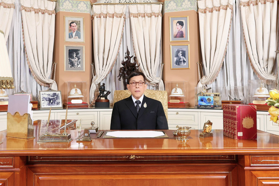 "ในหลวง" พระราชทานพรปีใหม่ 2569 ขอให้คนไทยรักสมัครสมาน ยึดความถูกต้องดีงาม และประโยชน์ส่วนรวมของประเทศชาติ 