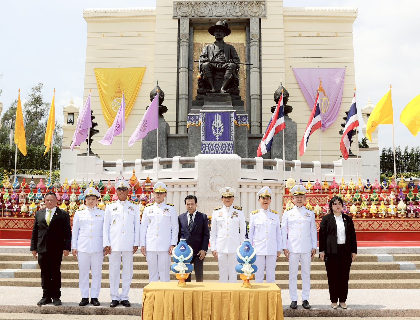 'รวมไทยสร้างชาติ'วางพานประดับพุ่มดอกไม้ถวายราชสักการะพระบาทสมเด็จพระพุทธยอดฟ้าฯ