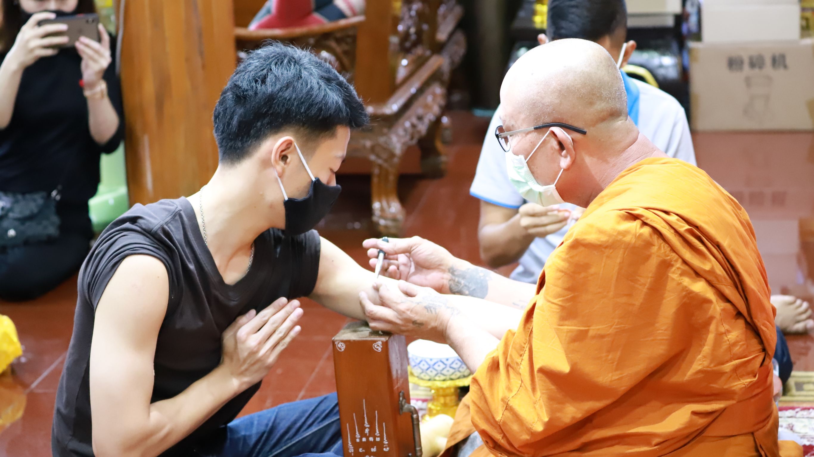 วัดสายไหมคึกคัก ปชช.แห่ฝังตระกรุดทองคำท้องแขน "หลวงพ่ออ๊อด" เสริมดวง บารมี เสาร์ 5