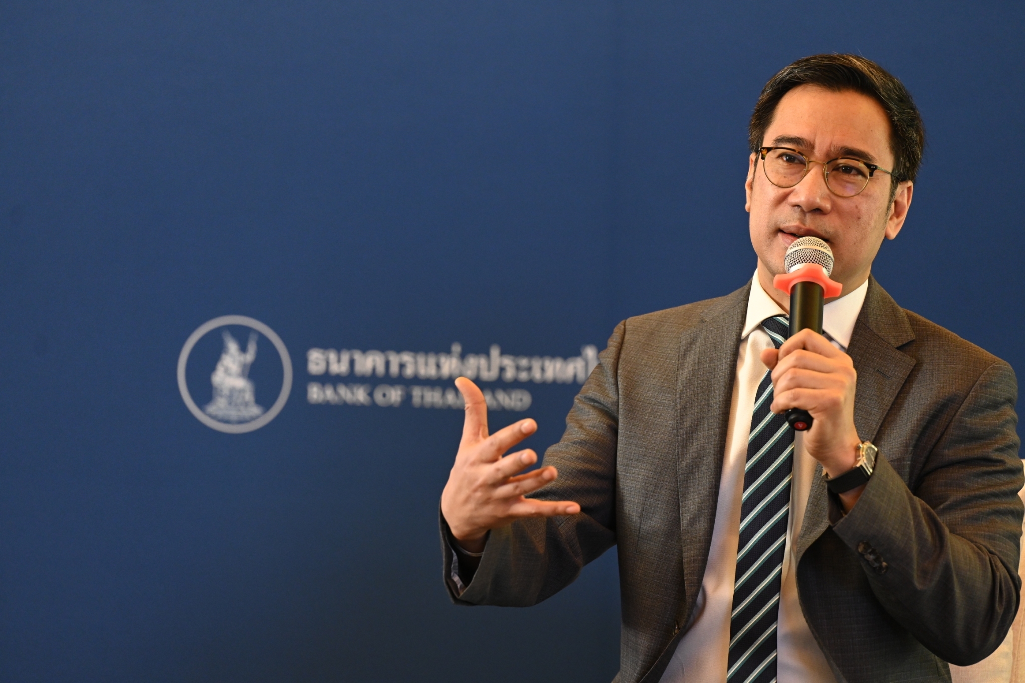 ผู้ว่าฯ ธปท.กังวลนโยบายประชานิยมทำหนี้พุ่ง ระบุควรเน้นตรงกลุ่มเป้าหมาย หวั่นกระทบเสถียรภาพ ศก. 