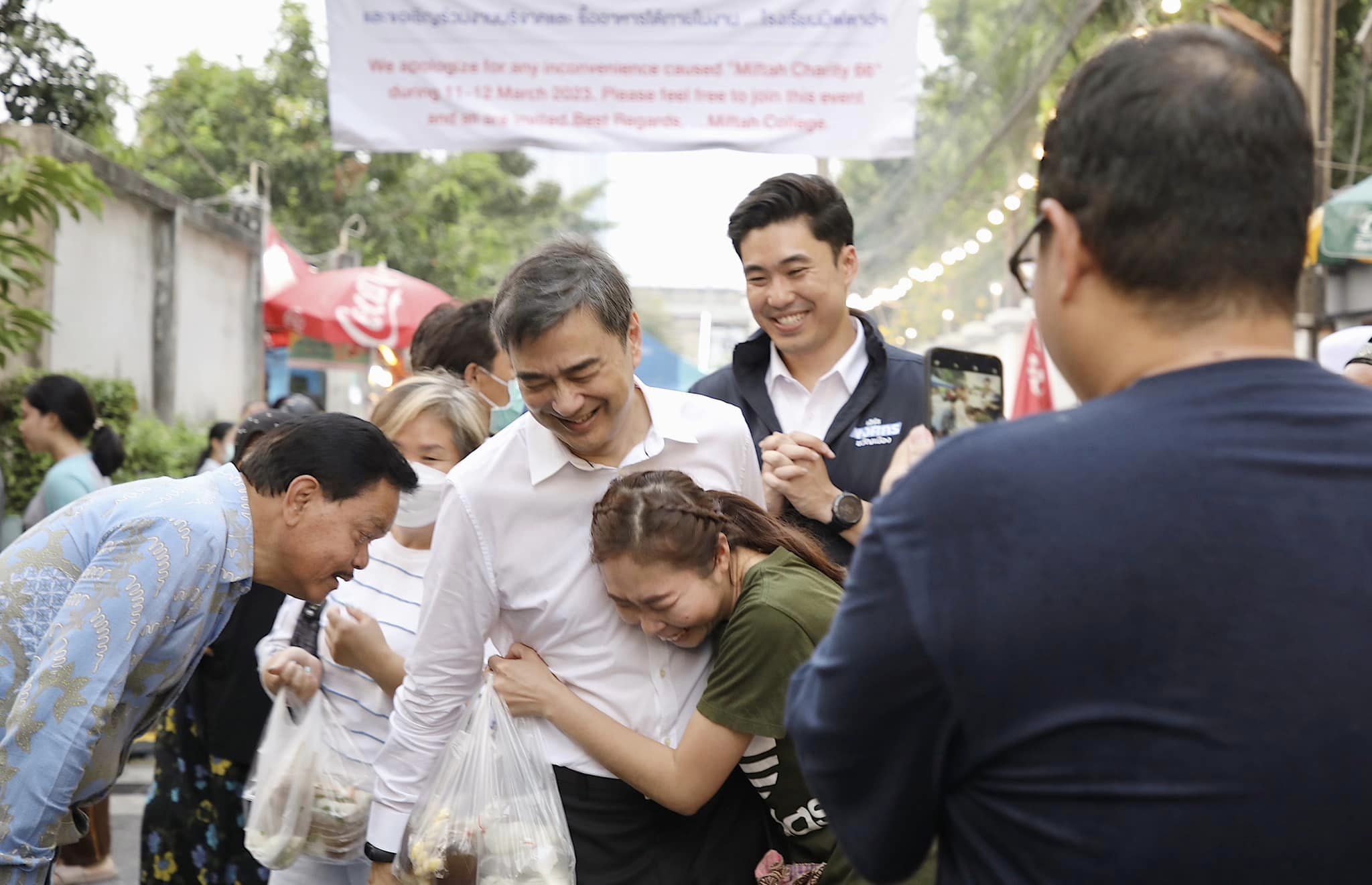 "อภิสิทธิ์" โพสต์ภาพเยือนเขตเลือกตั้งเก่า ร่วมงาน "มิฟตาฮฯ 66 ครบรอบ 60 ปี" ฝาก "เอิร์ธ พงศกร" ดูแลพี่น้องในพื้นที่