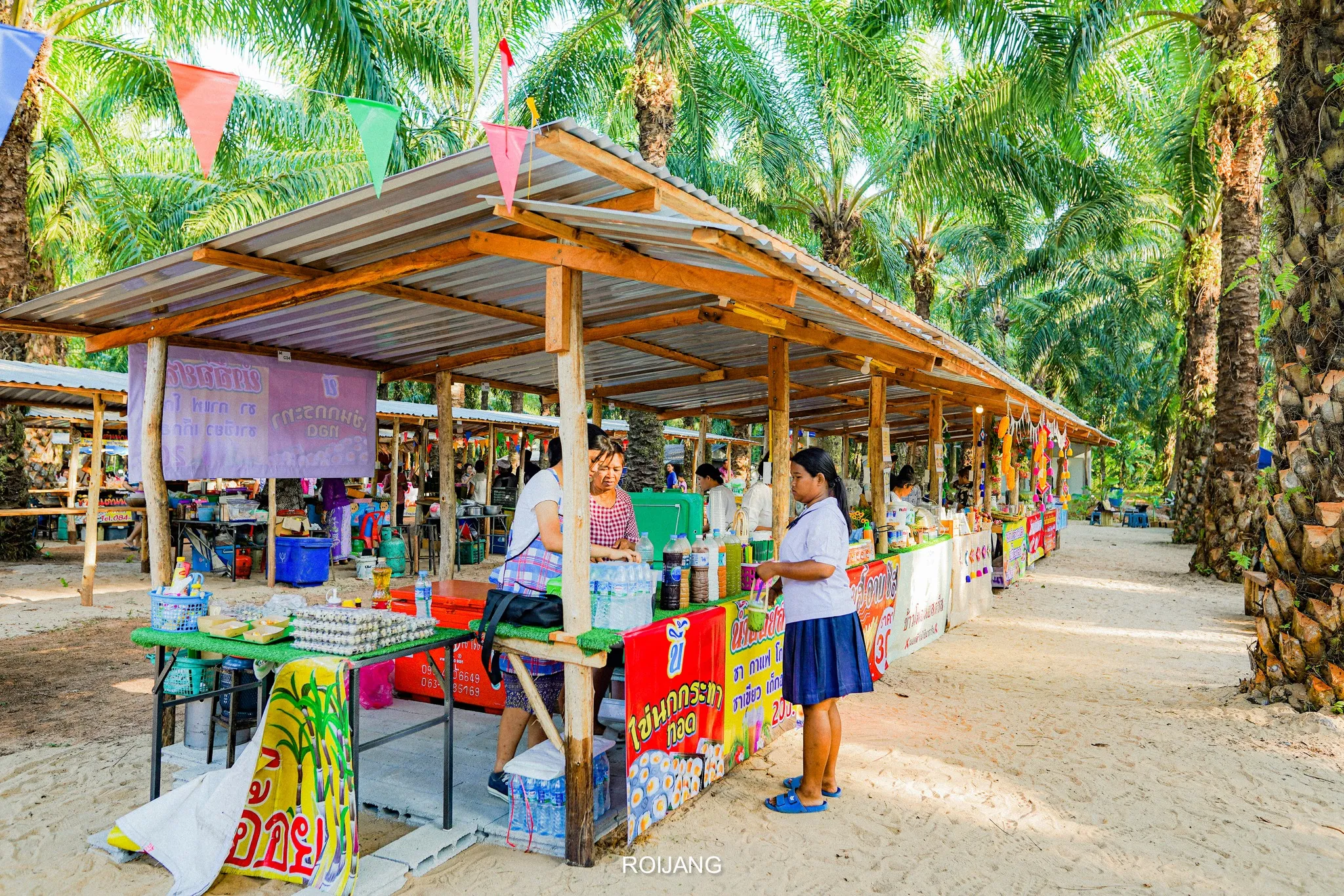 บรรยากาศแผงร้านขายอาหารที่ตลาดนัดท่าซอ พังงาที่เที่ยว