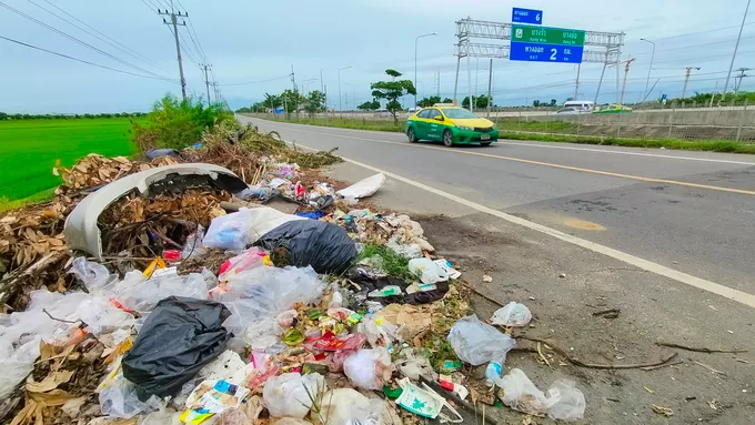 เน่าตลอดสาย สวนทางความเจริญ ทั้งขยะกากอุตสาหกรรม ถูกลอบทิ้งเกลื่อนเลียบสาย 7 พื้นที่บางปะกง ฉะเชิงเทรา