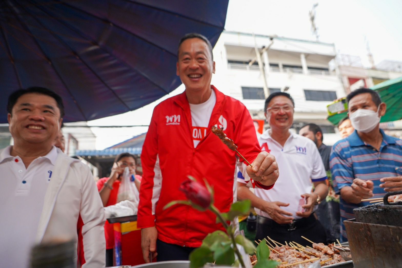 "เศรษฐา" พร้อมผู้สมัครส.ส.พท.เดินตลาดเช้าหัวหิน จิบชา-กินหมูปิ้งเจ้าโปรด ก่อนลุยหาเสียงตลาดปราณบุรีต่อ