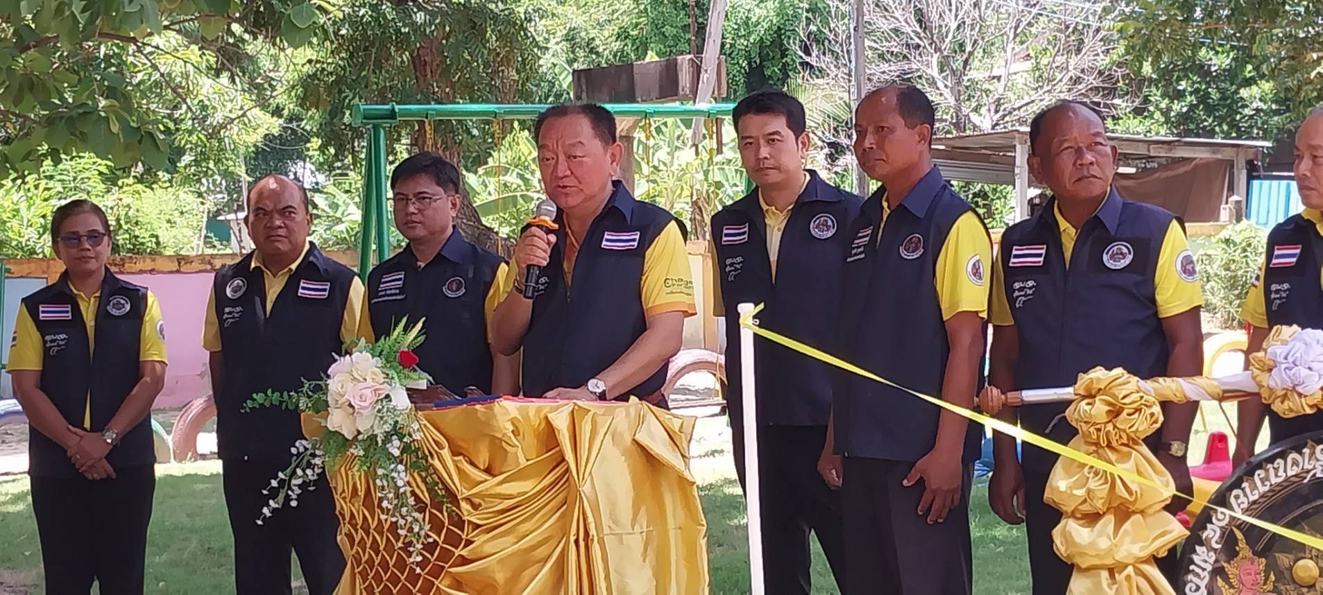 นายกอบจ.สุรินทร์ มอบเครื่องเล่นสนามเด็กเล่น ให้กับโรงเรียนบ้านสังแก อยู่ห่างไกล ทุรกันดาร